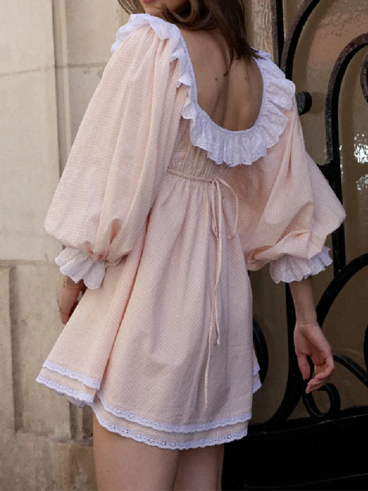 الرجعية الجوف خارج التطريز الكشكشة ساحة طوق الوردي منقوشة فستان قصير نفخة كم المرأة مطاطا Ruched الخصر رداء عطلة