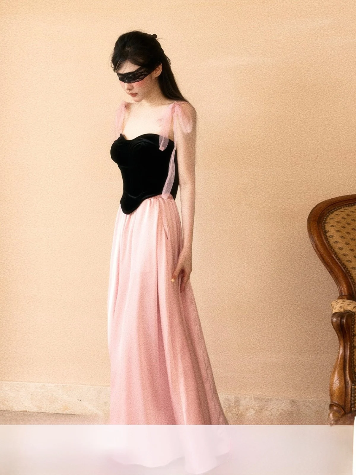 

Оригинальный комплект из черного бархатного топа с поясом и розовой эластичной длинной юбки из ацетата, женский модный летний ансамбль 2023 года