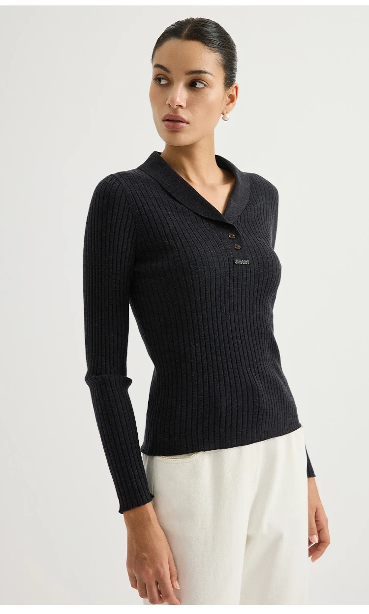 BL3611568 Damen-Pullover mit Polokragen, 100% Wolle, breiter Rippstrick, lange Ärmel, halbe Knopfleiste, Kettenabzeichen, schmale Passform, für den frühen Herbst. – Detail 10