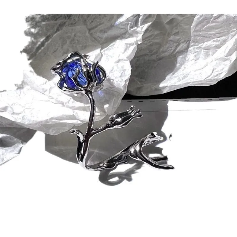 Anneau enroulé de vigne Miracle Blue Rose dans le nom de Rose. Bague de conception minoritaire, personnalité, mode et haut sens.
