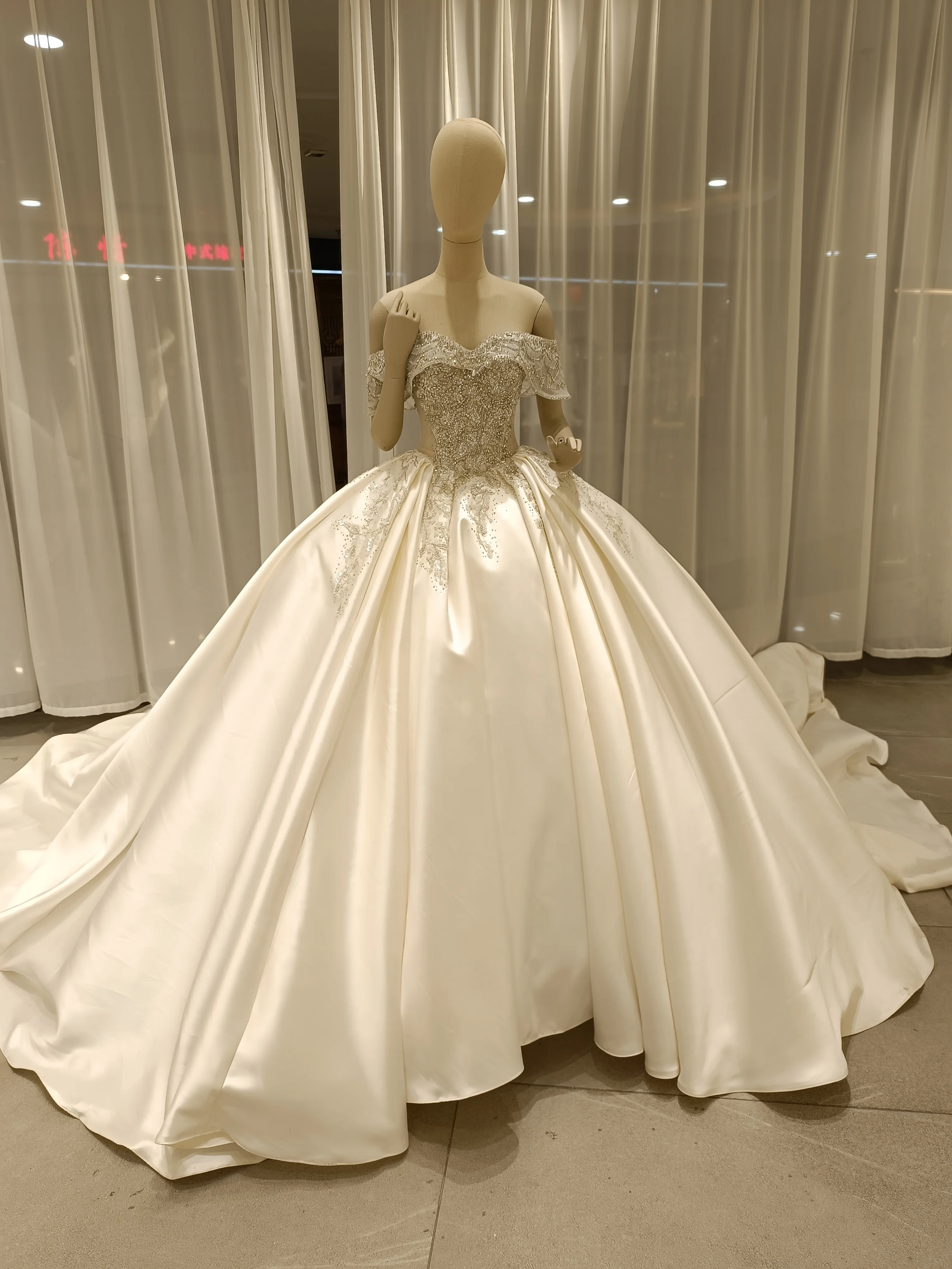 Matte Off-the-ombro vestido de casamento strass, querida Ball Gown