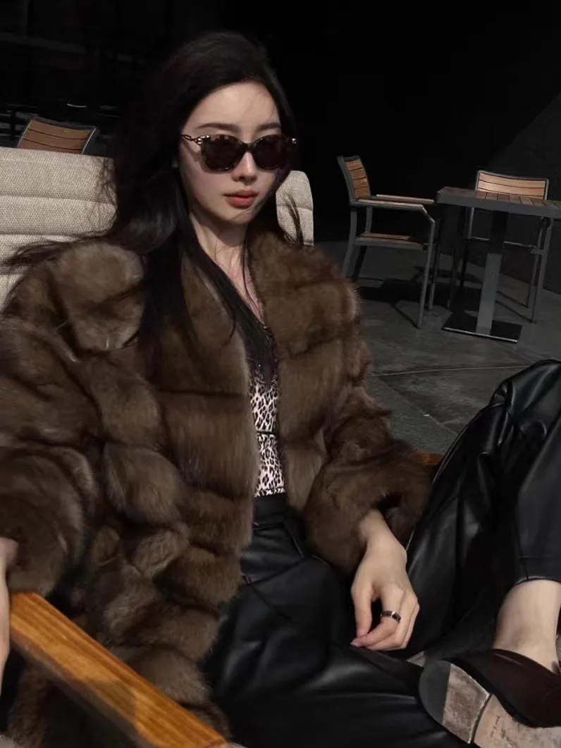 친환경 모피 코트 여성용 겨울 2025 신상 루즈핏 젊은 감각의 레오파드 프린트 롱 코트 따뜻한 중간 길이 코트