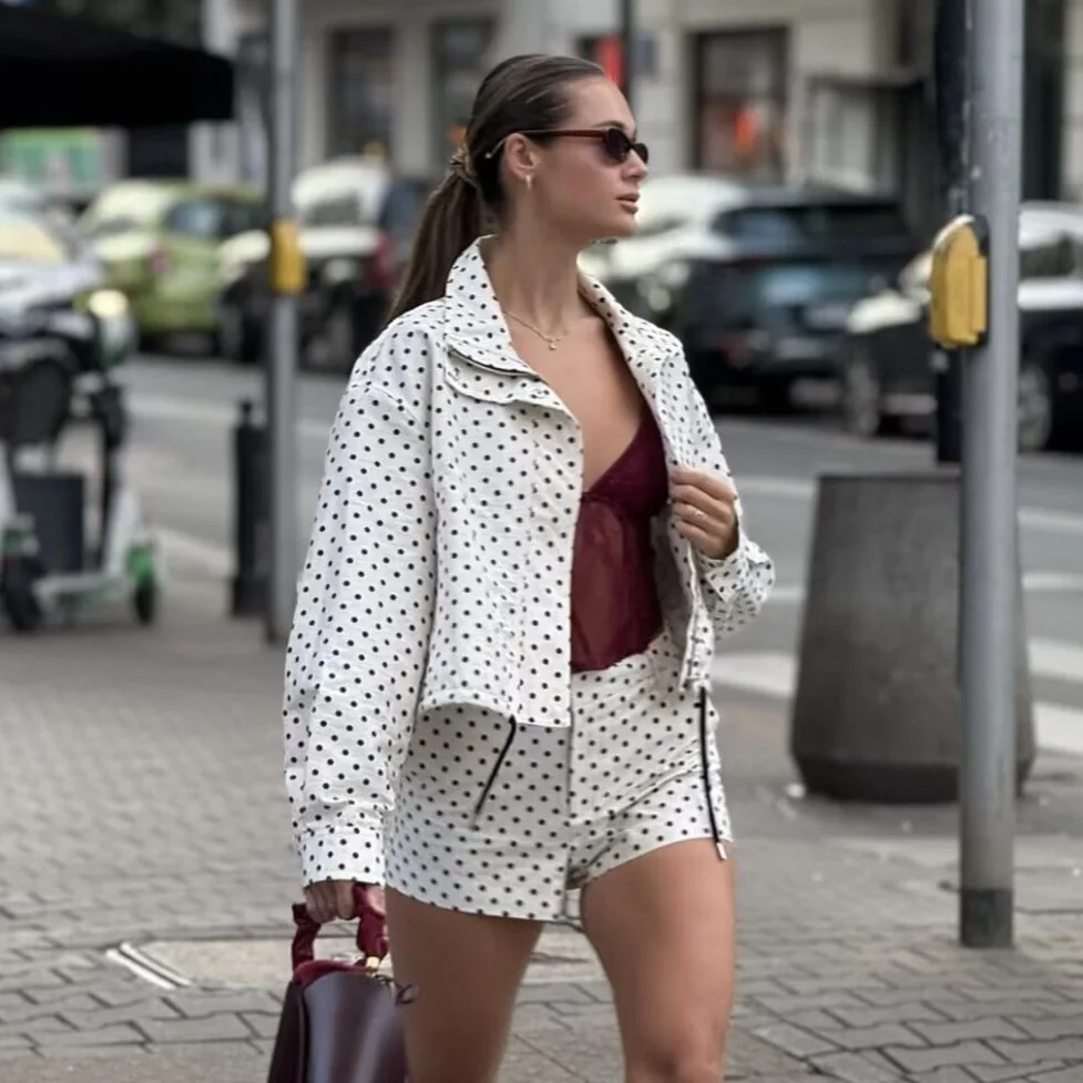 

Модный комплект куртки и шорт с клетчатым принтом. Женская модная верхняя одежда, идеально подходящая для платформ электронной коммерции.