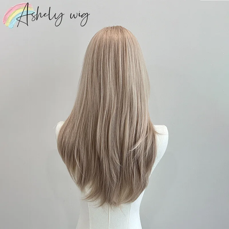Blonde Perücke mit Pony, 55,9 cm, mittellanges glattes Haar, Perücke für Frauen, weiche, natürliche, hitzebeständige Fasern, synthetische Perücken – Detail 5