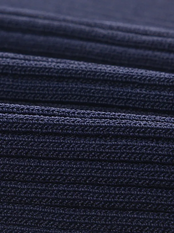 Novo Design Verão 2025: Blusa de Malha com Gola V e Detalhe em Banda, em Seda Gelada, Ajuste Slim para o Dia a Dia Feminino