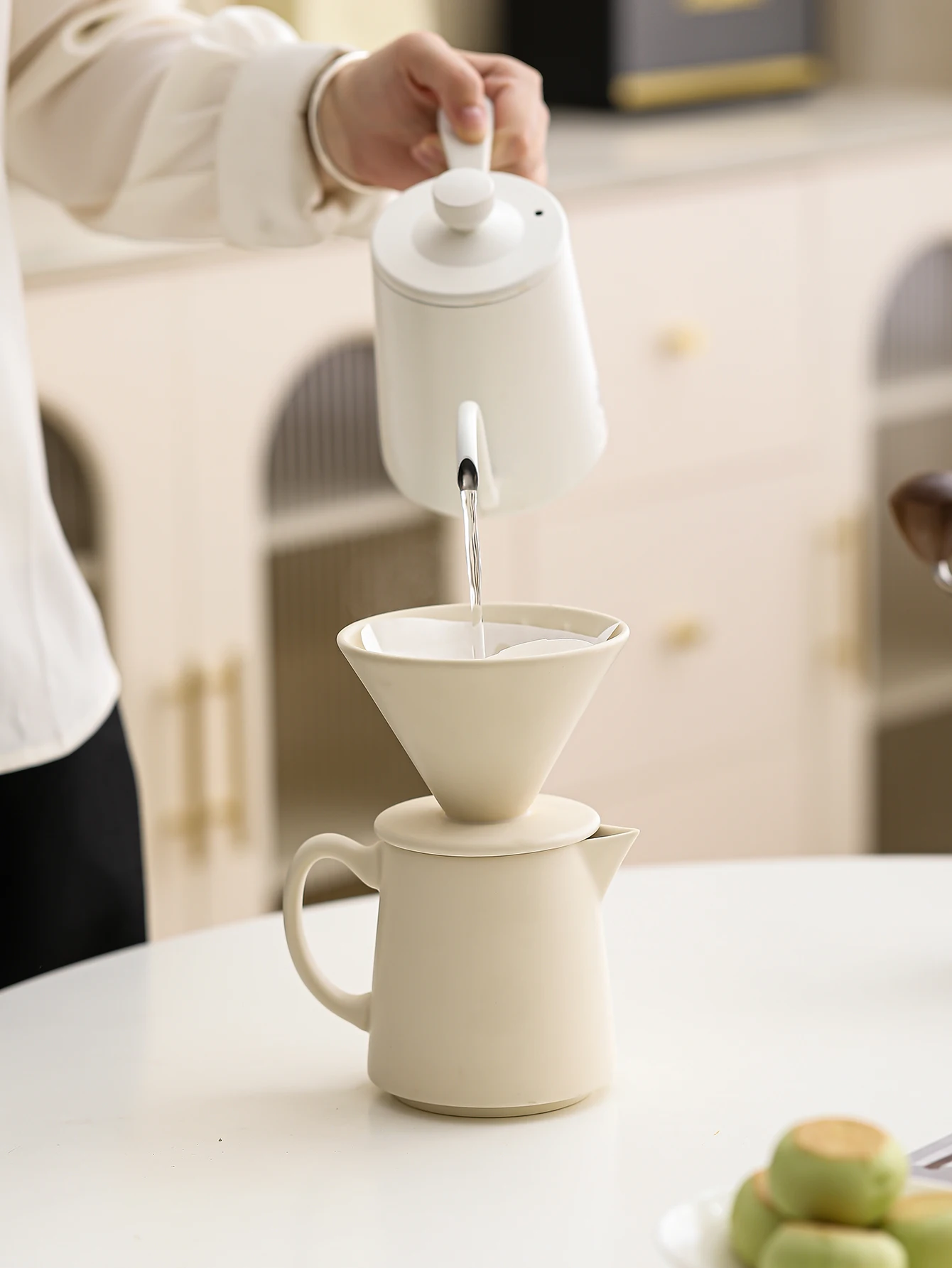 1 Set of Ceramic Coffee Sharing Pot, Rustic Ceramic Coffee Pour-Over Filter Cup, Minimalist Style White Ceramic Pour-Over Coffee Pot, Filter Cup + Sharing Pot Two-Piece Set, Coffee Cup Gift for Best Friend, High-Quality Ceramic Pour-Over Coffee Utensils, Nordic Style White Ceramic Pour-Over Coffee Pot Set, a Must-Have Coffee Brewing Tool for Home Use for Coffee Enthusiasts
