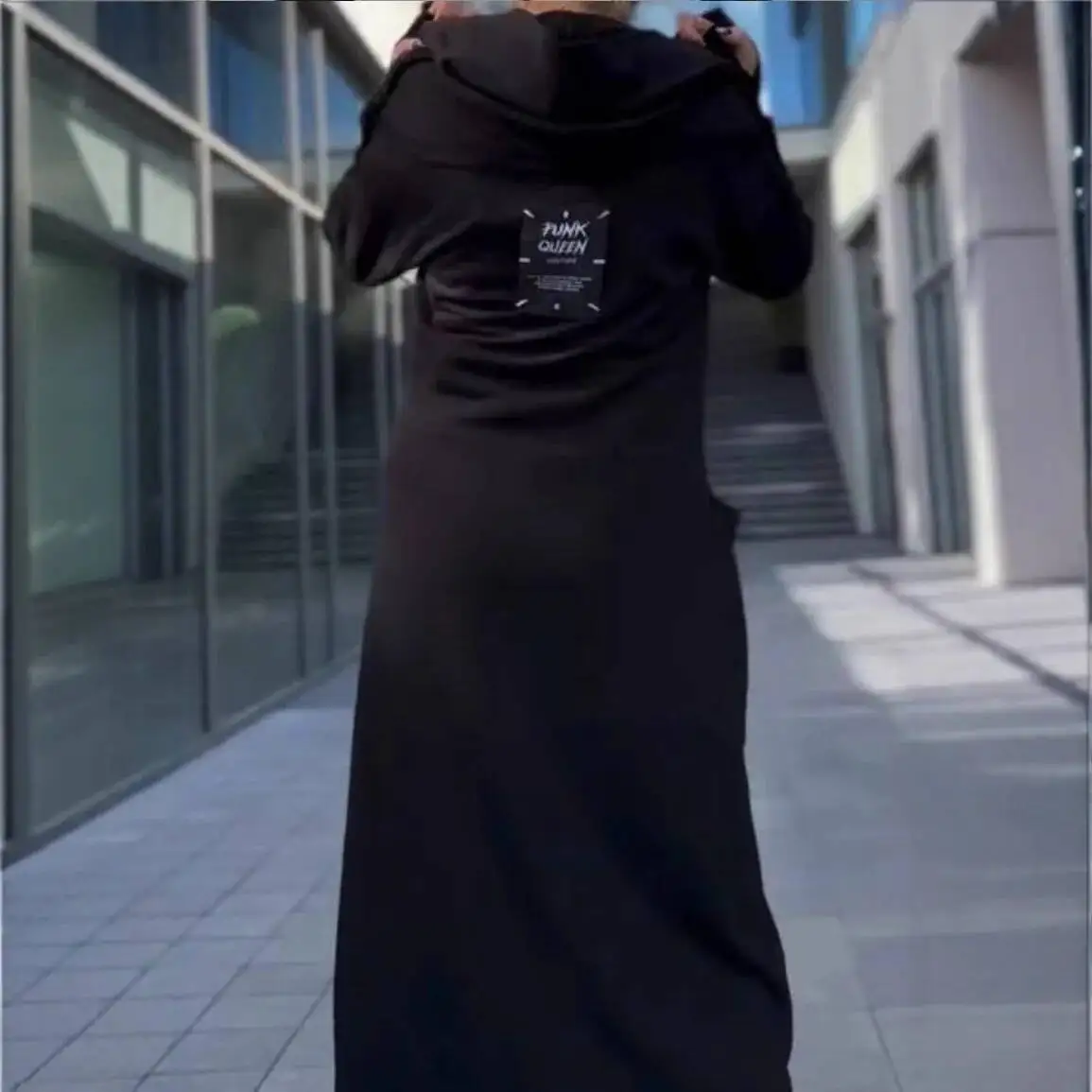 سترة طويلة غير منتظمة للنساء لخريف وشتاء 2025 بلون سادة وجيب بسحاب