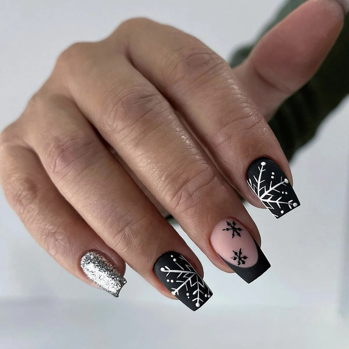 24 pezzi di unghie finte natalizie stampa sulle unghie nero simpatico pupazzo di neve francese quadrato balletto glitter fiocco di neve unghie finte manicure indossabile