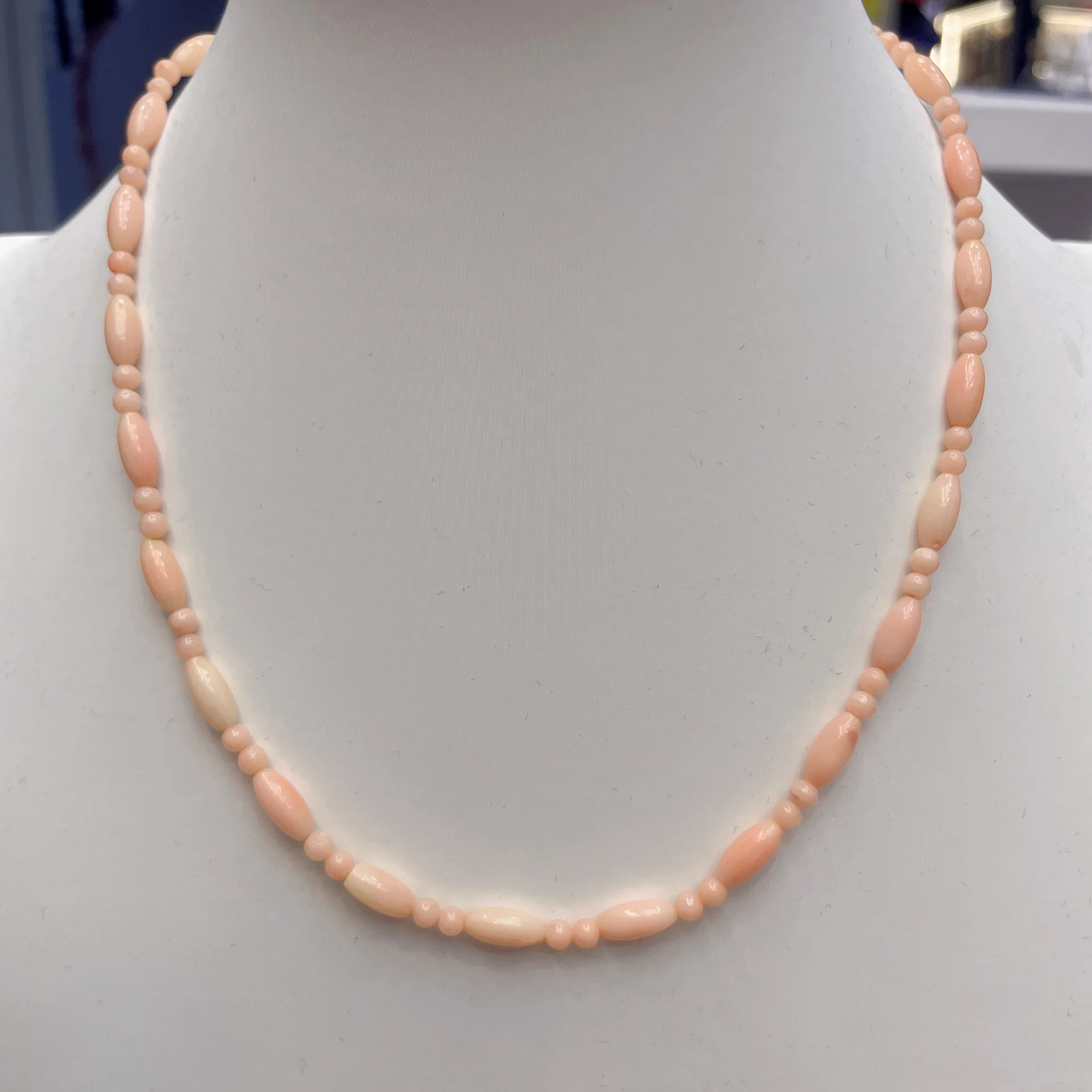Gargantilla de Perlas Pequeñas de Coral Rosa Premium, Collar de Piedra Natural de Diseño con Joyería Elegante y Versátil Ajustable para Ella, Regalo
