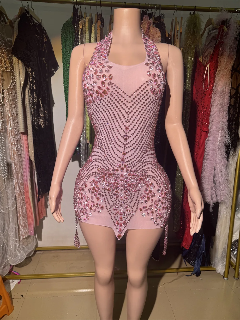 ชุดราตรีหรูหราประดับมุกและคริสตัล  ชุดมินิเดรสแบบผูกคอ  ชุดปาร์ตี้วันเกิด  ชุดออกงานกลางคืน