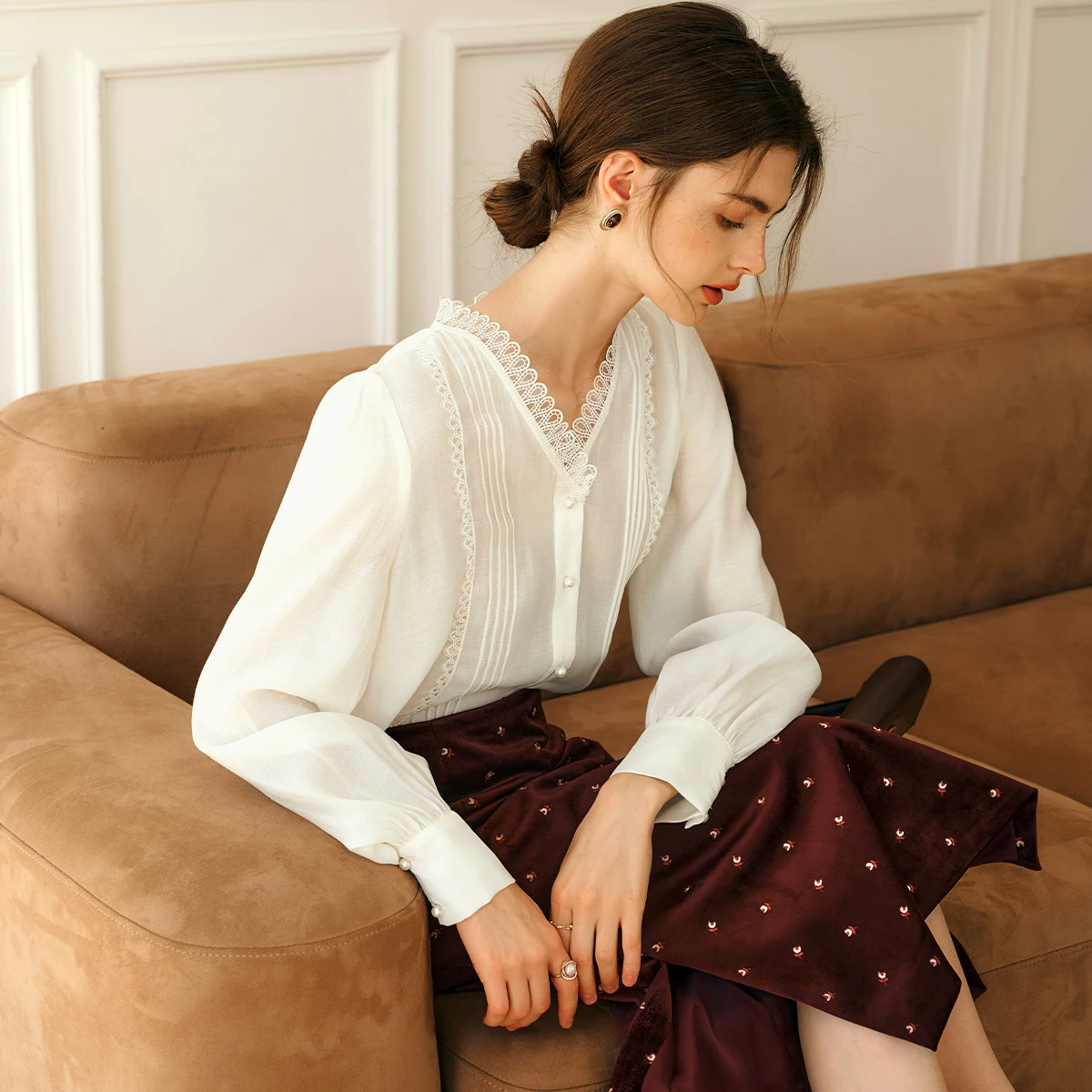 

Элегантные женские рубашки OLrain 2026: осенняя коллекция, пэчворк, белое кружево, V-образный вырез, длинный рукав, жемчужные пуговицы, женская одежда M57CC95866