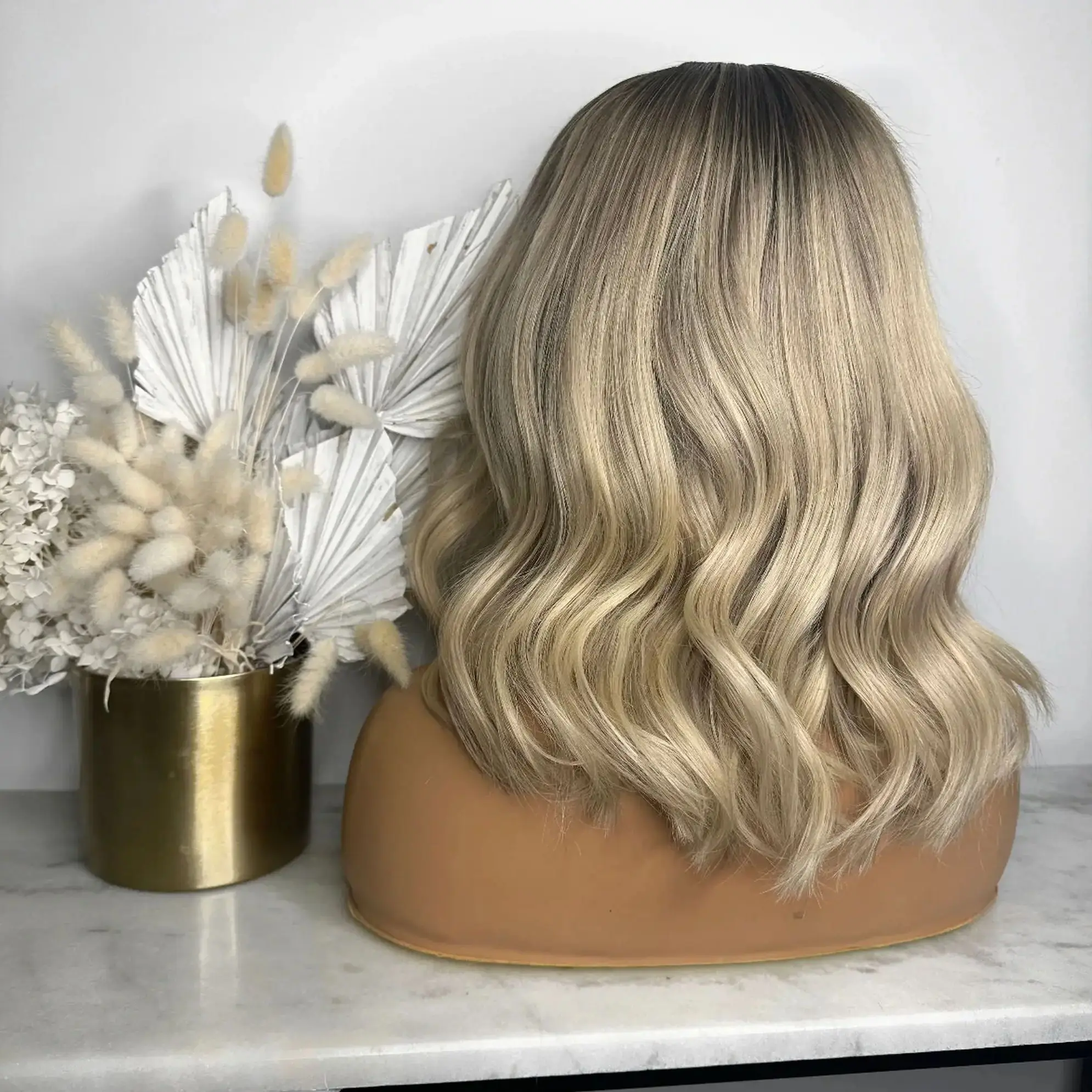 

Новые волосы на плечах Пепельно-русые теневые корни Синтетические кружевные фронтальные парики Реалистичный вид Натуральная линия волос Ежедневное вечерние использование для косплея