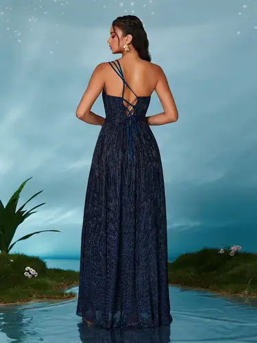 Imagen 2 del producto Un vestido largo, informal, con hombros descubiertos, recortado, cintura ajustada, corte en A