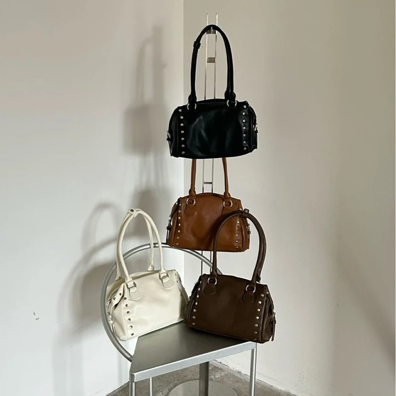 Handtasche im Punk-Metal-Stil mit Nieten, weiche PU-Umhängetasche im Y2K-Stil für Mädchen, einfarbige, modische Umhängetasche für Damen, ideal für die Arbeit und den täglichen Gebrauch. – Detail 1