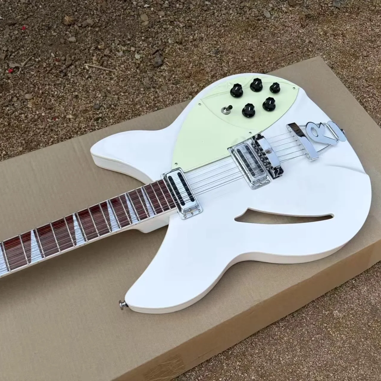 Mint Green Pickguard 12 String Electric Guitar Semi Hollow Body 2 Output Jacks Stainless Steel Frets Rosewood Fretboard Guitarra