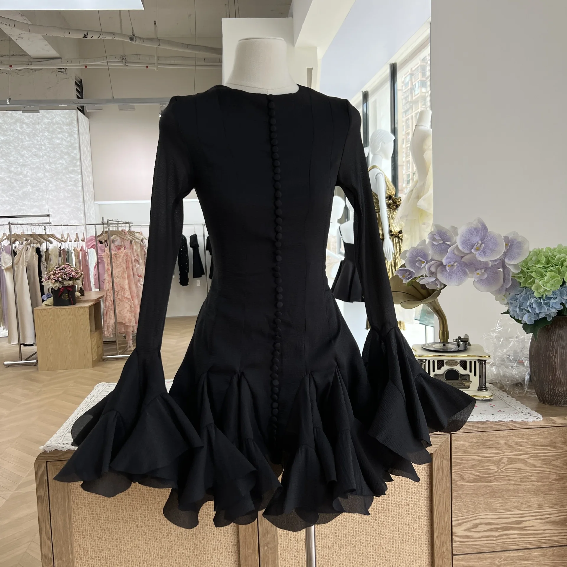 فستان حلو غير متماثل مزين بالزهور مع أزرار، تنورة قصيرة بقصة ضيقة، تصميم فريد من نوعه