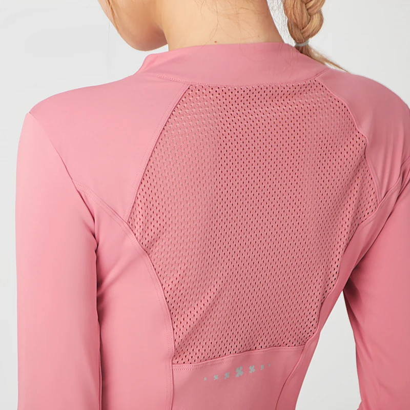 Long-sleeved, round-necked yoga shirts keep-fit tops sport tops are ideal for women wearing yoga in the fall and winter