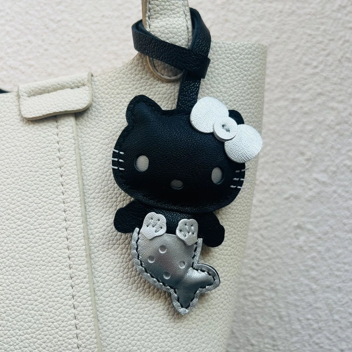 

Новая распродажа, кожаные товары ручной работы, овца, переодевание, сумка Hello Kitty, подвеска, милый автомобильный брелок, милый праздничный подарок для девочек