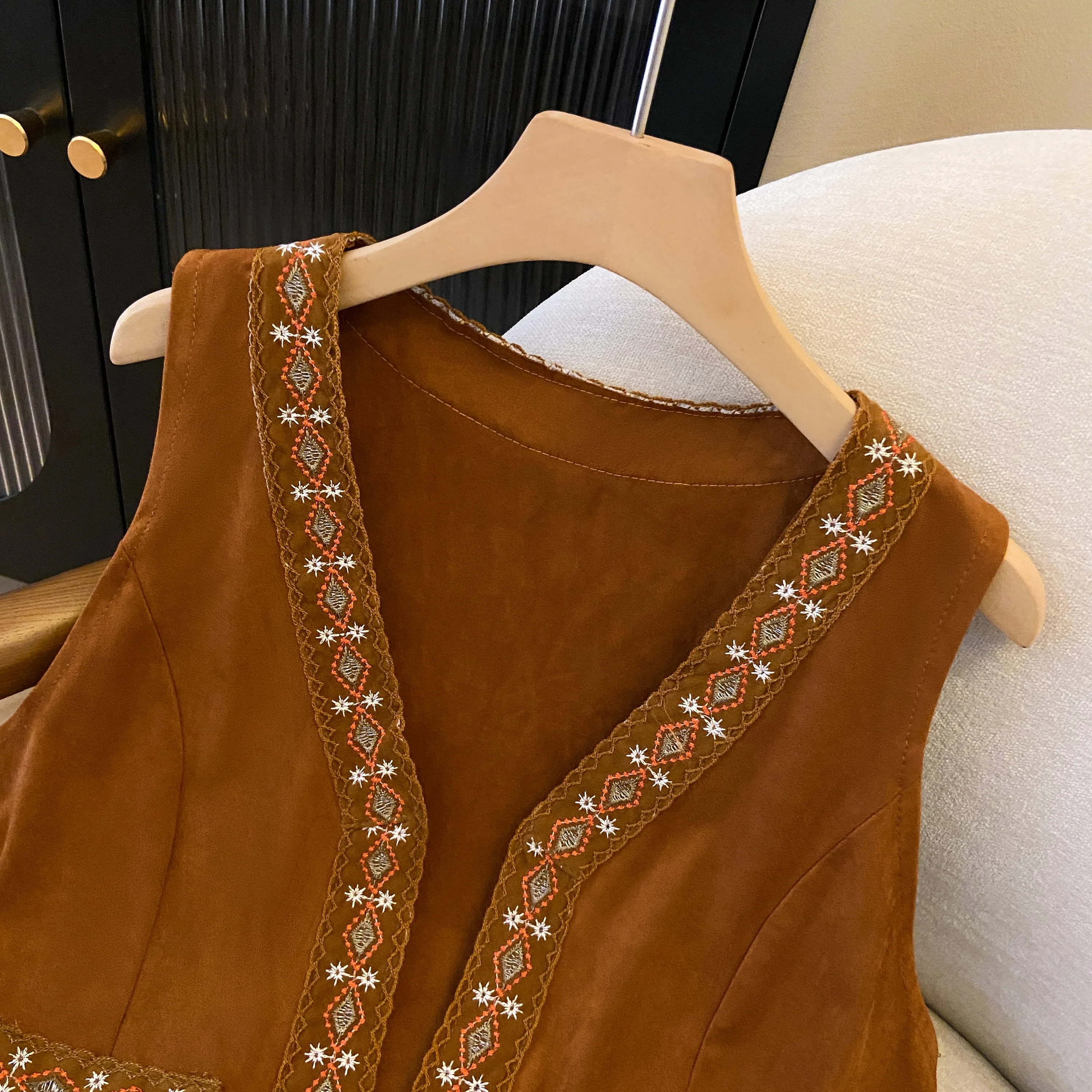 

Северо-западный Синьцзян Прерий Праздник Коричневый замшевый тотемный жилет с вышивкой Overlap Wear Jaet Женская мода ort Sle