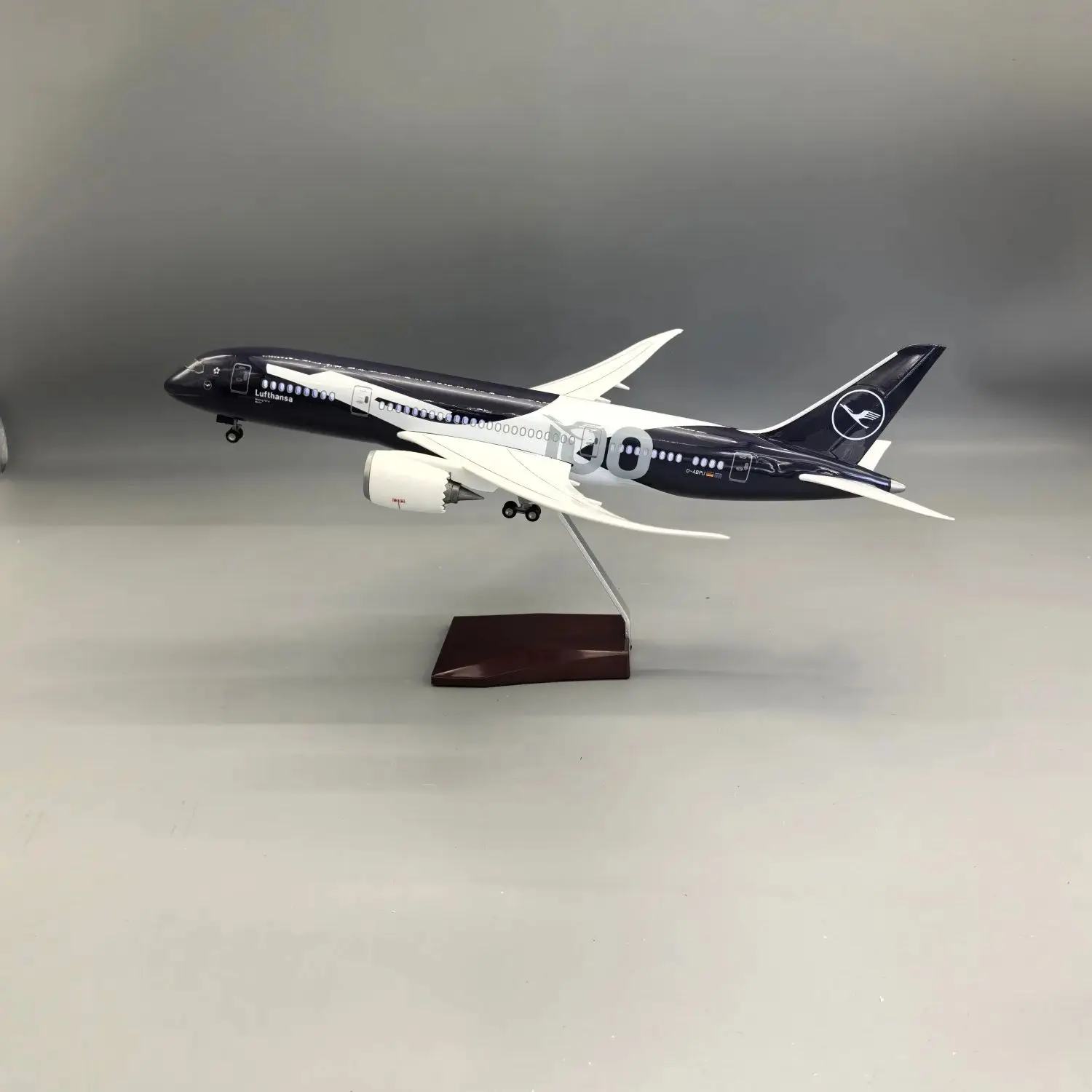 1:130 Scale Lufthansa B787 Resin Model with LED