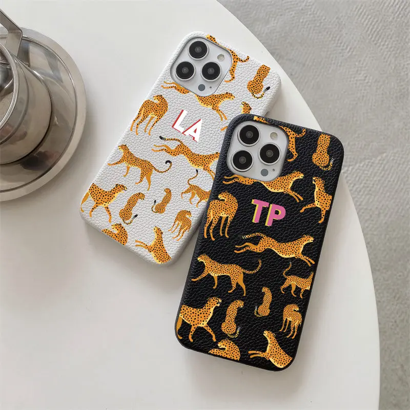 Custodia leopardata in pelle con grana di ghiaia con lettera iniziale personalizzata per iphone 11 12 14 13 15 16Pro Max XS XR 14Plus Cover rigida