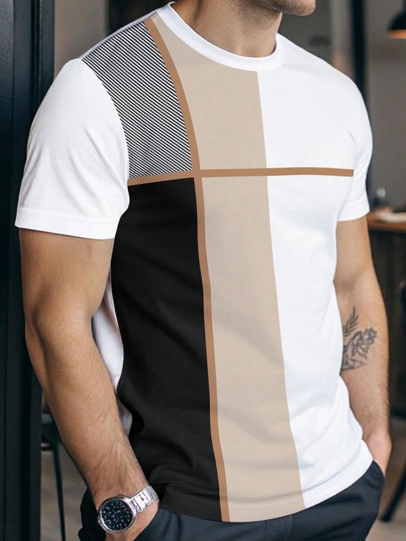 

Мужская футболка с круглым вырезом, короткими рукавами, цветными блоками и геометрическим принтом