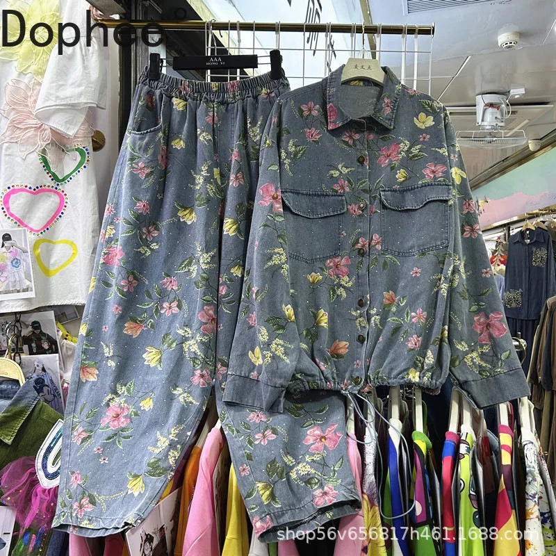 

2025 Новые осенние повседневные женские комплекты с бриллиантами и цветами, джинсовая рубашка с длинными рукавами, пальто + широкие прямые брюки с эластичной резинкой на талии