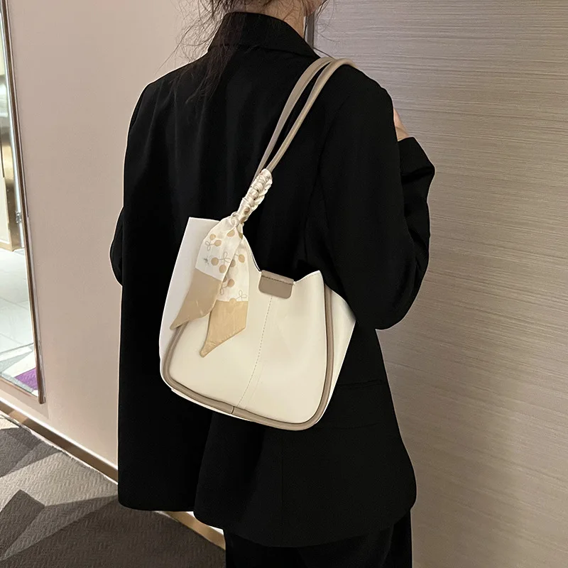 

Large Capacity Shoulder Bag Women's New Contrasting Scarf Simple Commuting Tote Shoulder Bag Korean Autumn Underarm Shoulder Bag