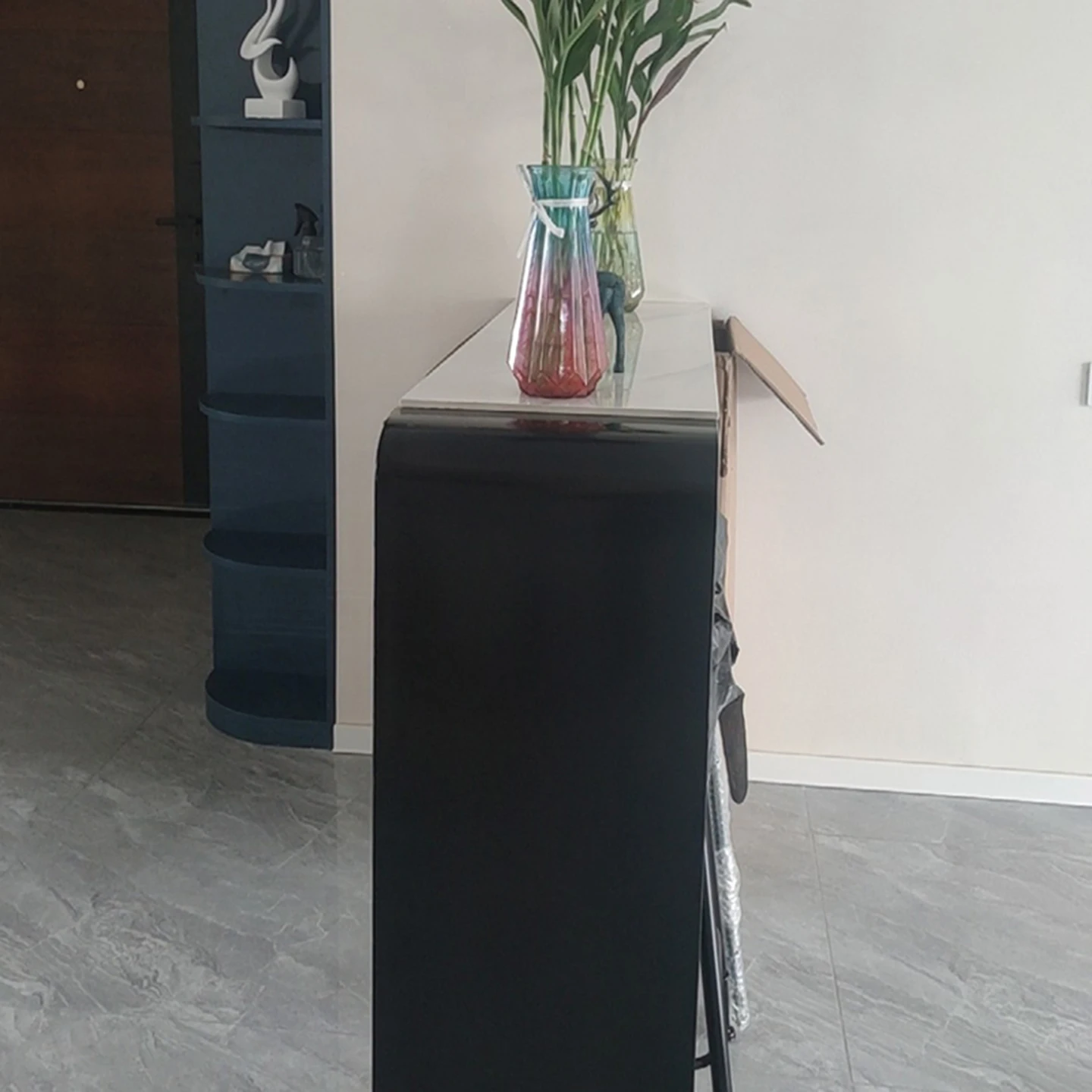 Moderno laje de rocha varanda casual pequena mesa de bar doméstico, sala de estar em forma de l parede barra divisória janela alta mesa e cadeiras