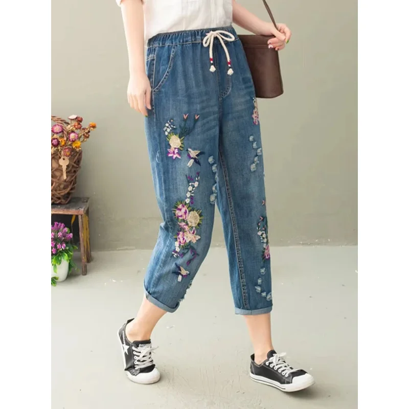 女性の夏のヴィンテージ花柄ルーズデニムパンツ - 穴付き中国風カジュアルリップドジーンズ、伸縮性ハーレムパンツ