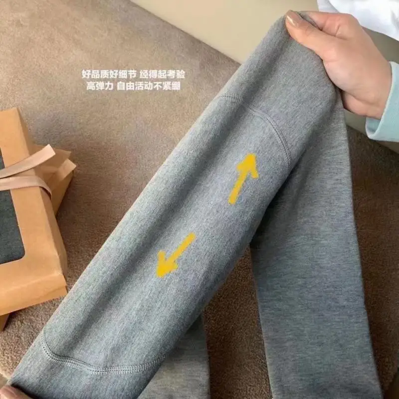 กางเกงเลกกิ้งสีเทาสำหรับผู้หญิง ทรงเข้ารูป แฟชั่นญี่ปุ่นเกาหลี เอวสูง บุขนหนานุ่ม ใส่ได้ทั้งฤดูใบไม้ร่วงและฤดูหนาว เหมาะสำหรับใส่เล่นโยคะหรือใส่เป็นเสื้อผ้าชั้นนอก