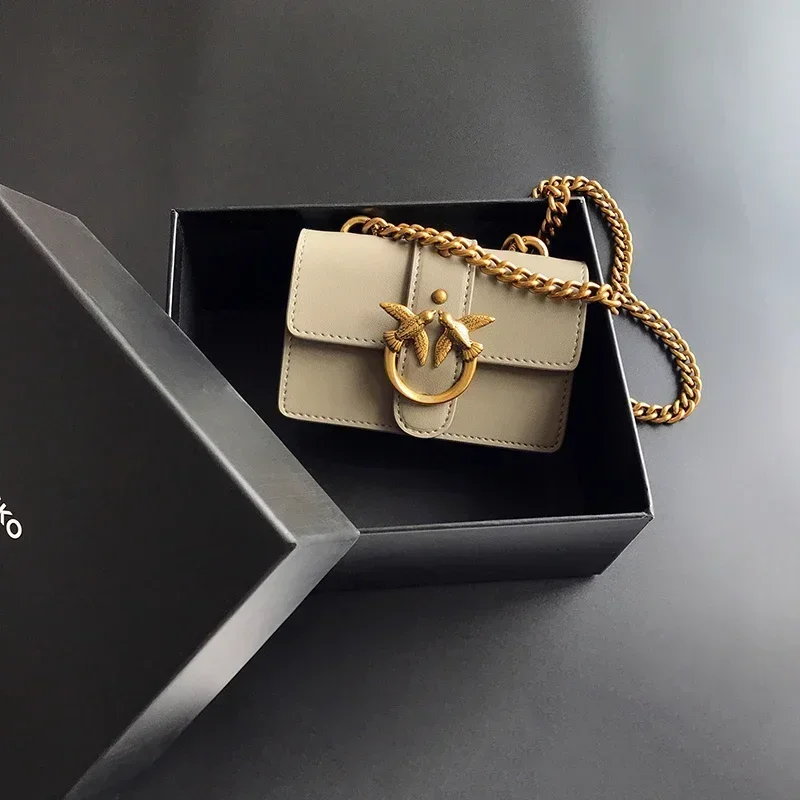 2026 Neue Damen-Umhängetasche in Beige mit V-Steppung, PU-Leder, Goldener Schwalbenverschluss, Ketten-Mini-Schultertasche für den Alltag, Dating, Hochzeit, Bestseller – Detail 28