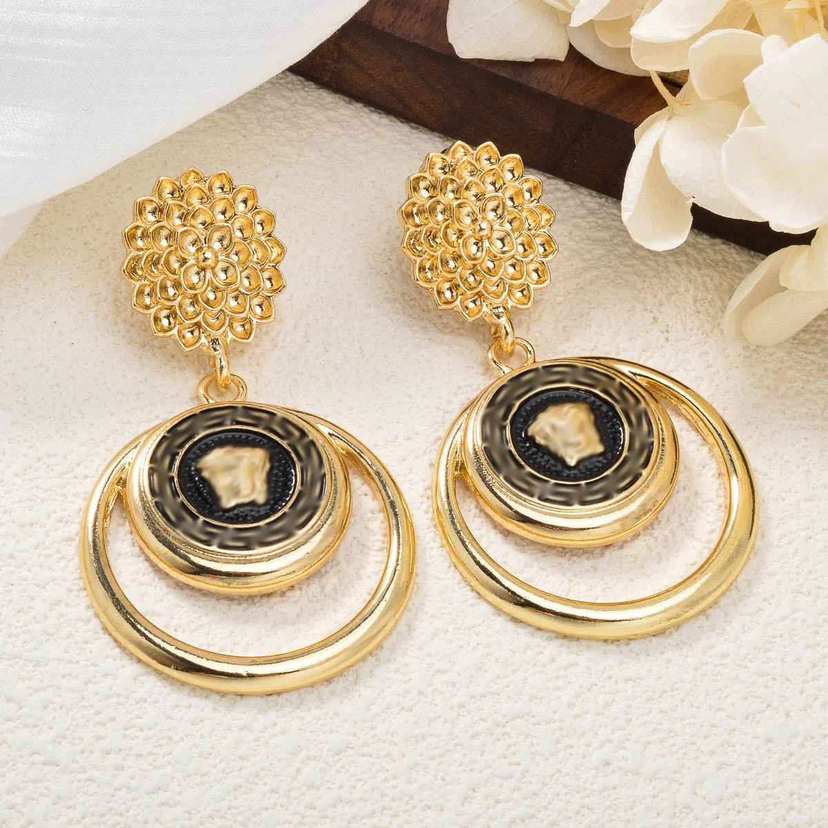 4pcs New Women's Jewelry Set Exaggerated Lion Portrait Shining Flower Large Round Pendant Necklace Party and Banquet Wearing view 4