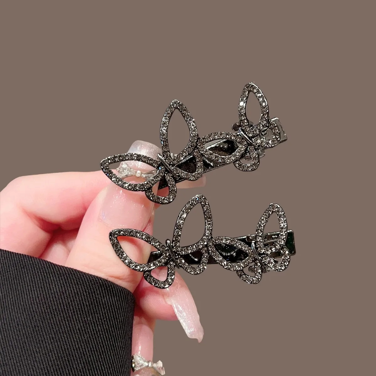 Funkelnde diamantförmige Haarspange in Schmetterlingsform, exquisite metallische Textur, gebrochene Haarspange, modisches Haarschmuck für Mädchen