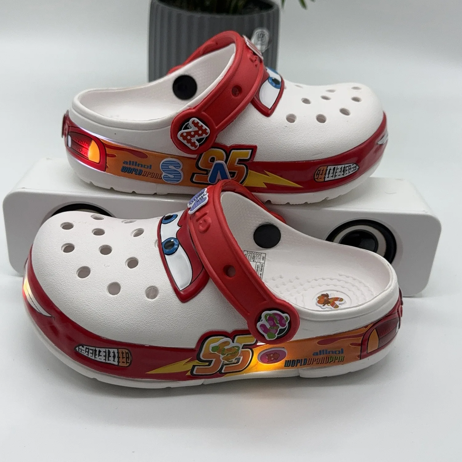 Dziecięce chodaki z podświetle – Lighting Mcqueen Decor recenzja i cena