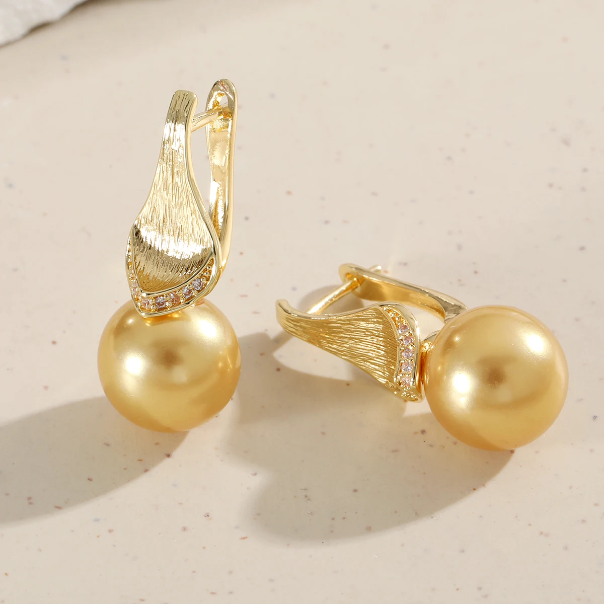 Kupferfarbene, luxuriöse, strukturierte Damenohrringe mit eingelegten synthetischen Edelsteinen, elegante Hängeohrringe für Partys – Detail 2