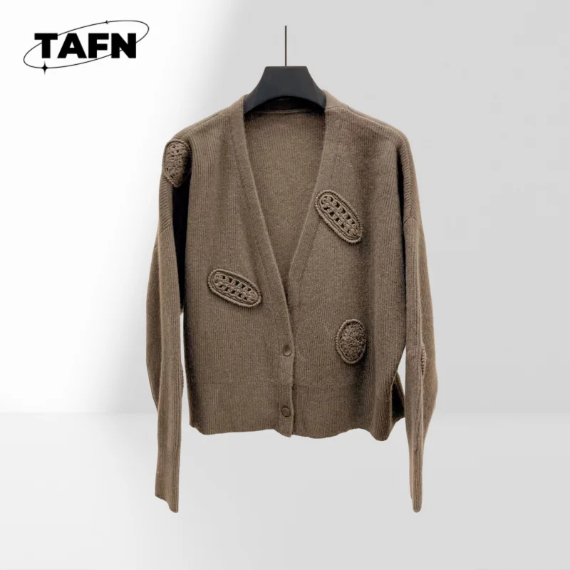

Retro Cashmere Cardigan Sweater – Cozy and Elegant for Casual Outings Vintage Style and Cozy Warmth for Everyday WearAH2208