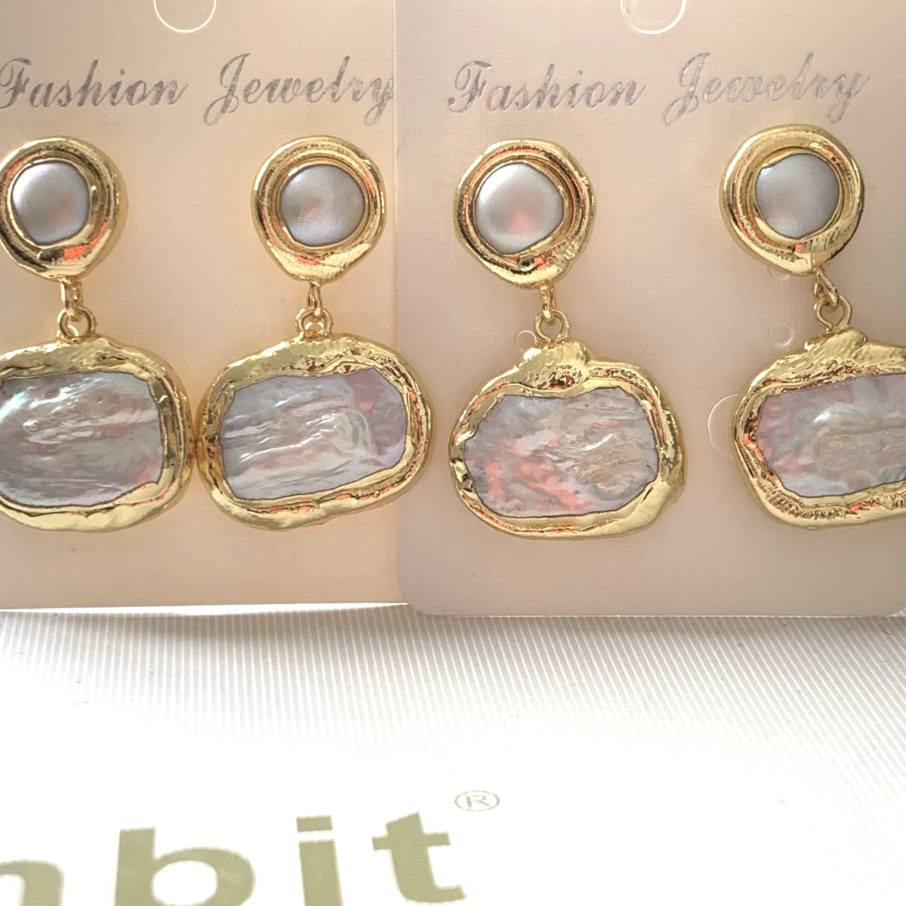 

WT-MPE139 Wholesale Fashion Gold Plated White Freshwater Pearl Long Dangle Earrings For Friend Birthday Gift