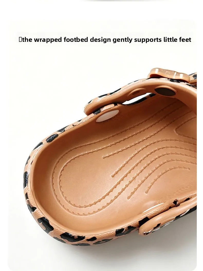 2026 Sommer-Trend Leoparden-Clogs für Mädchen, Weiche EVA-Schuhe mit Bären-Deko, Ballerinas, Mädchen-Strand-Mary-Jane-Sandalen, Hausschuhe – Detail 9