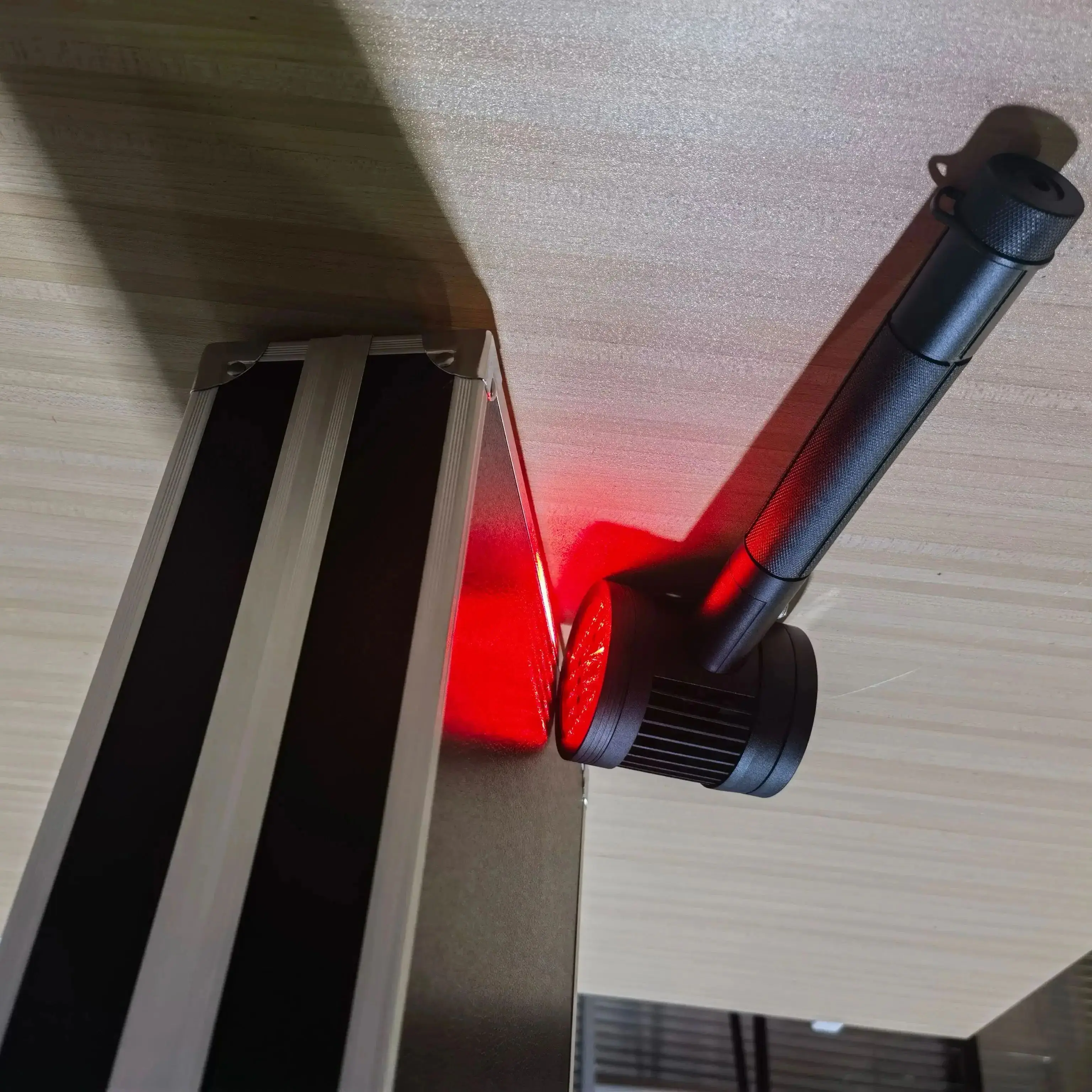 

Безопасная и эффективная холодная лазерная терапия, низкоуровневый лазер HLKGO мощностью 1295 мВт для неинвазивной лечения артрита и управления воспалением.