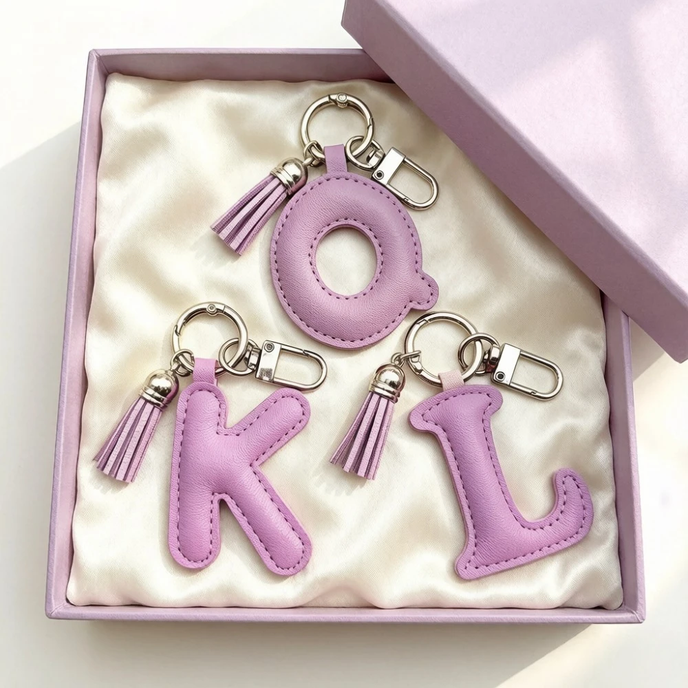 Porte-clés en cuir avec initiale A-Z, pompon et mousqueton, breloque de sac alphabet, porte-clés personnalisé avec nom, petit cadeau pour sac à main femme