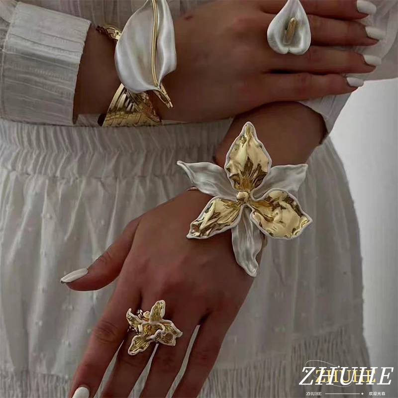 

Women's Luxury Flower - Shaped Resin & Gold Jewelry Accessories Bracelet for Party Wear