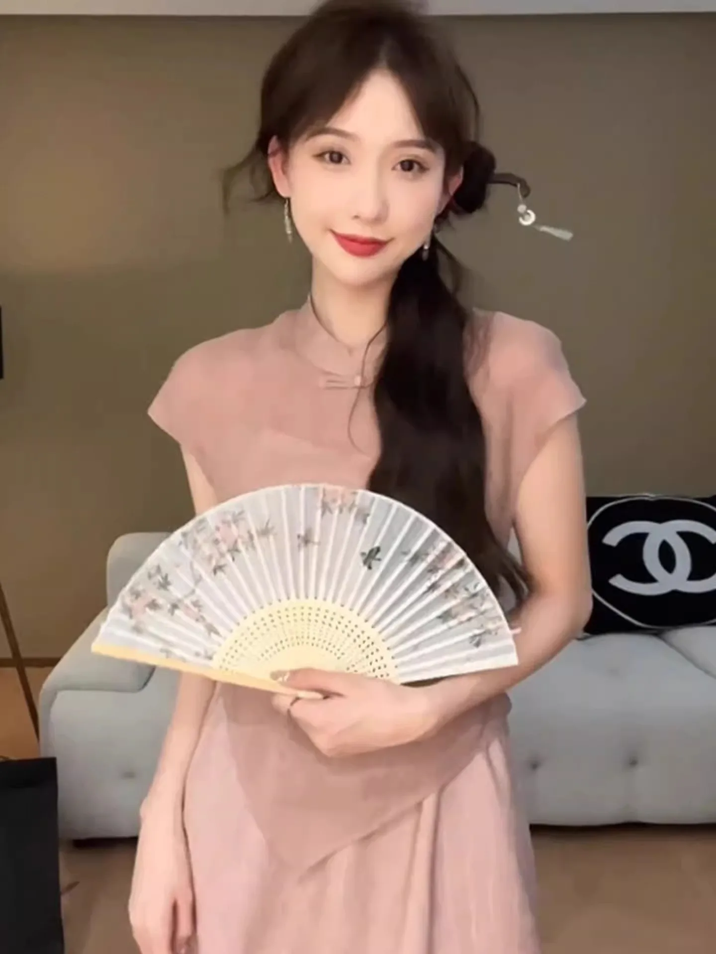 Bluzka z stójką, elegancka, sportowa, swobodna, jesień 2025, jednolity kolor, krótki rękaw, wersja koreańska, prosty krój.