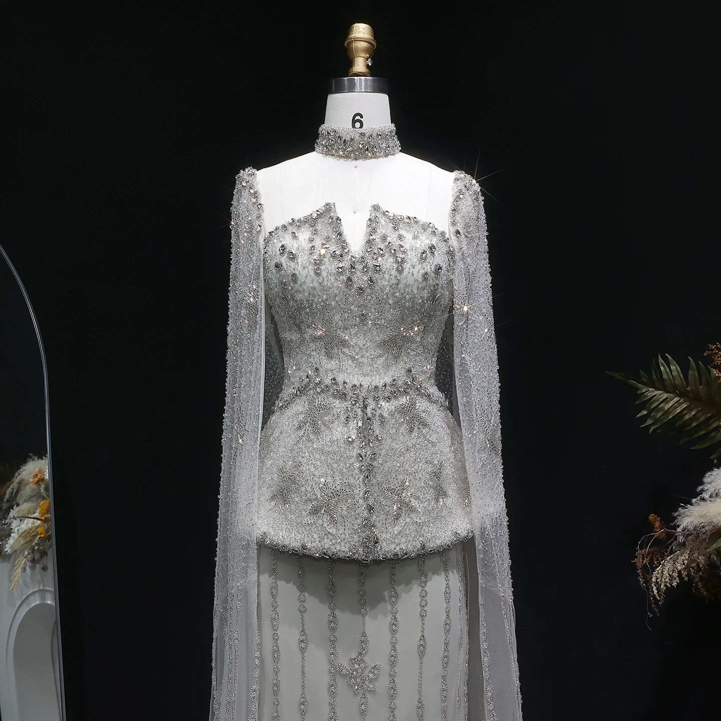Sharon Said Dubai Luxuriöses Silbernes, Stark Perlenbesticktes Meerjungfrauen-Abendkleid mit Cape-Ärmeln, Arabisches Damen-Formelles Partykleid SS531 Maßanfertigung – Detail 4