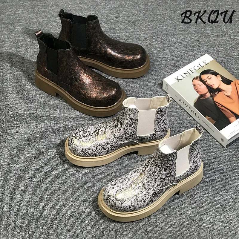 BKQU botas Chelsea de estilo chino para hombres 2025, otoño, nuevo diseño, parte superior alta, tamaño pequeño, diseño único, bota corta de una pieza a media pantorrilla