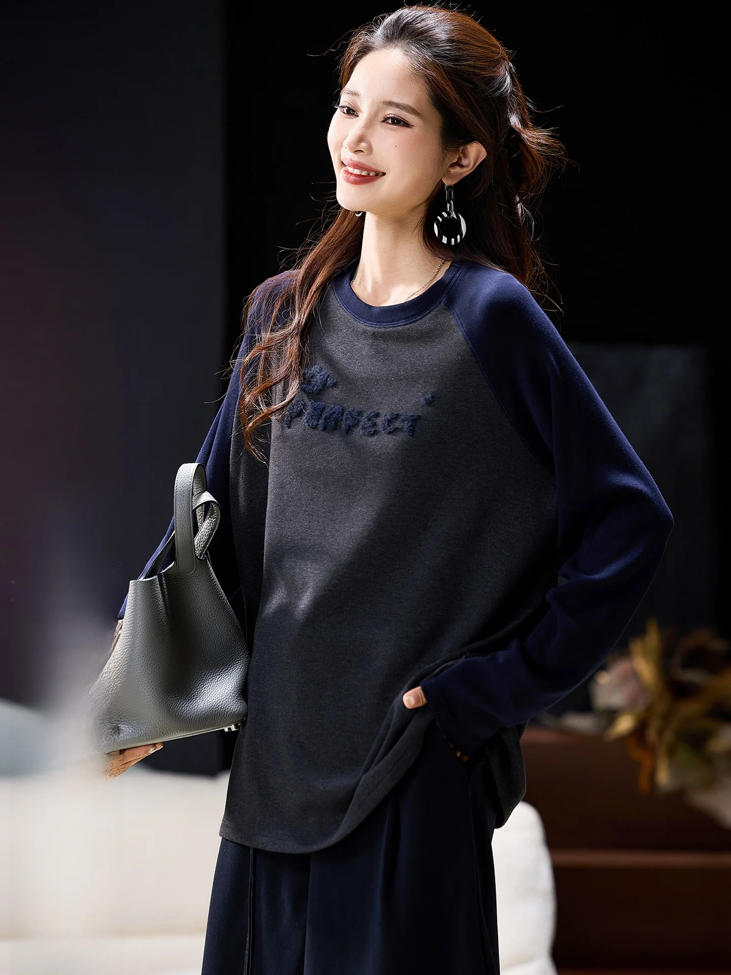 

Sli Spliced Letter Embroidery T-irt Women's Long Sve Top Large Size European Sle Street Faion Casual round Ne