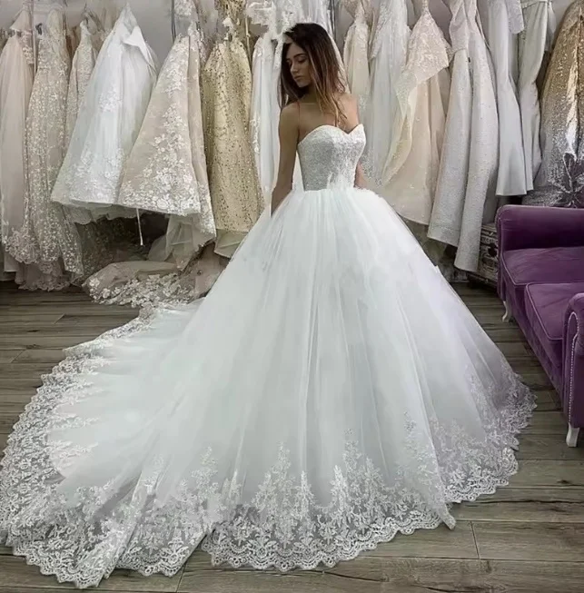 

Church Wedding Dresses Strapless Sleeveless Lace Ball Dress with Appliques Elegant Bridal Gown Customized vestido de noiva