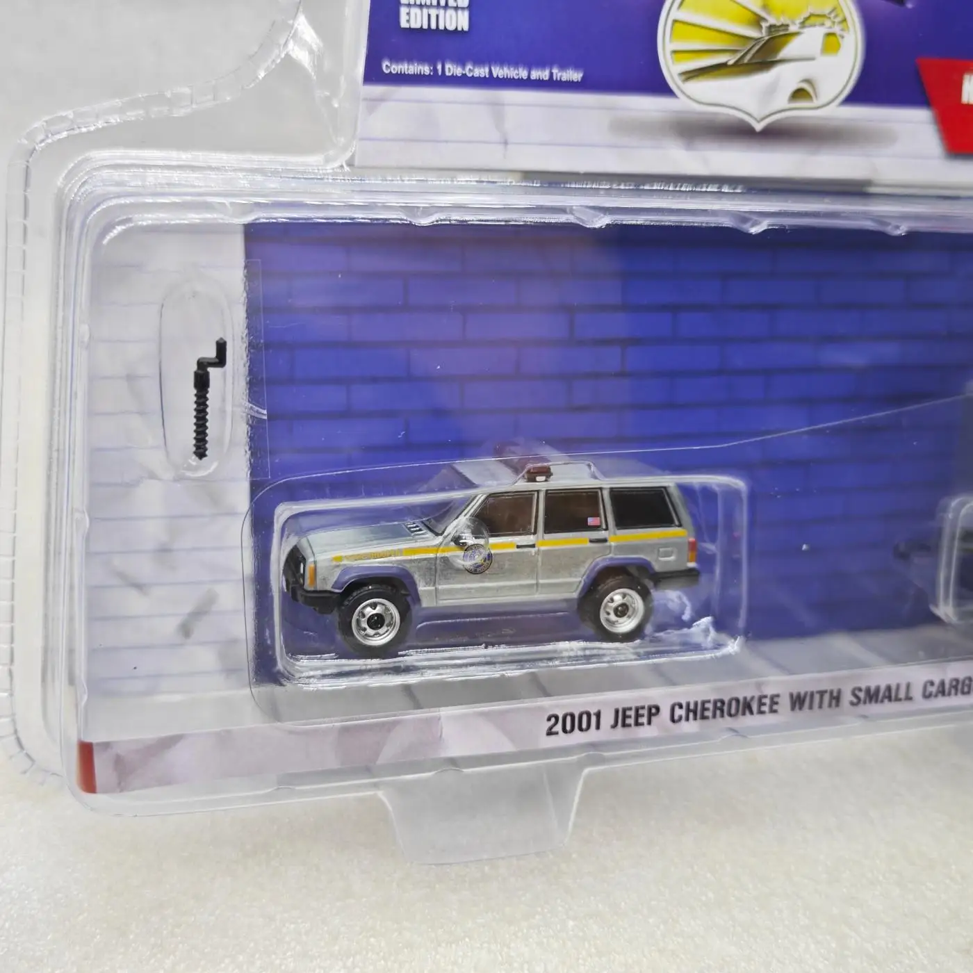 Greenlight 1:64 2001 جيب شيروكي مع مقطورة Hot Chase Brown H & T Series 1