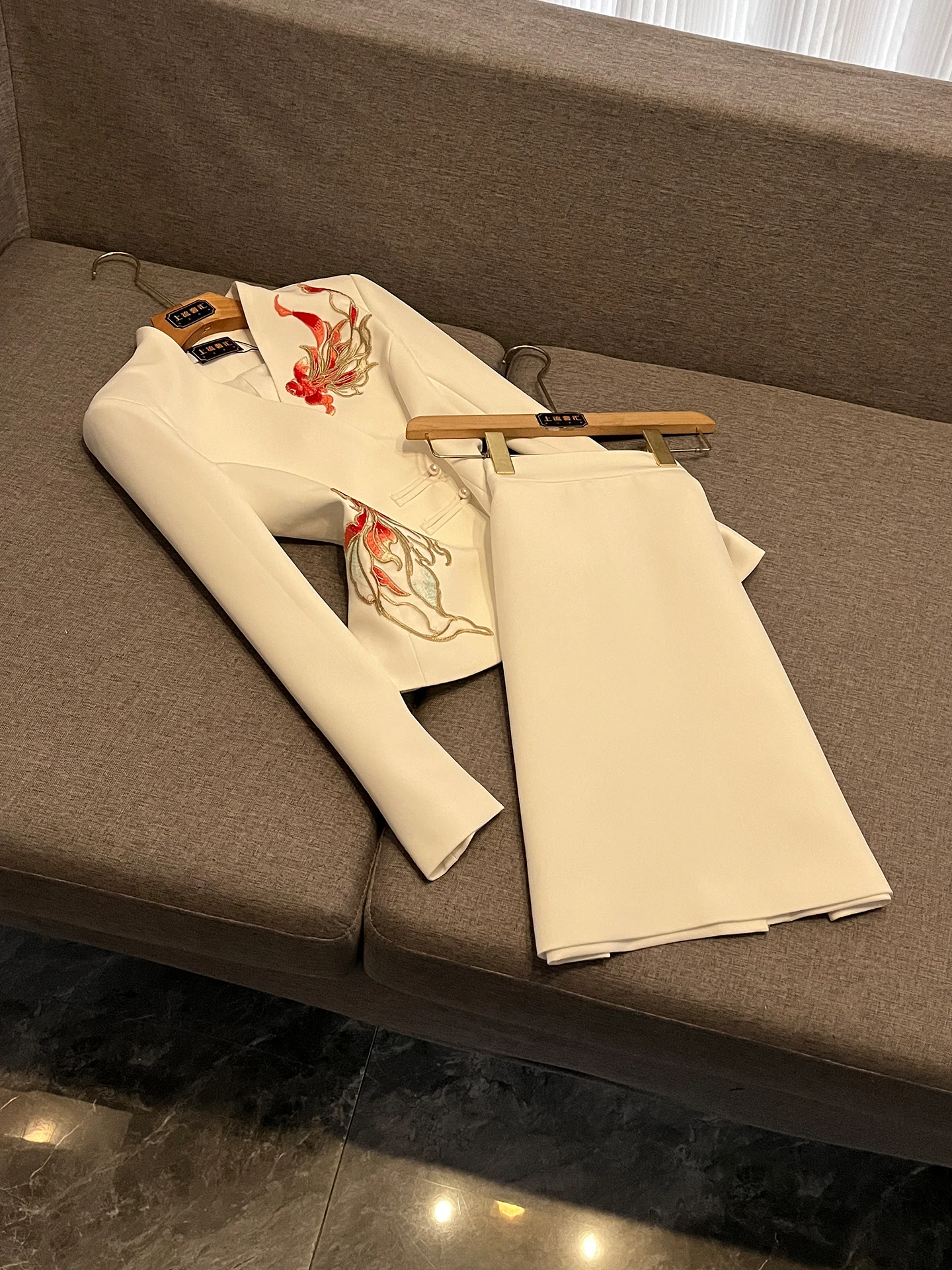 

Элегантный костюм-двойка с вышивкой, приталенный крой, тяжелая вышивка, зимний, теплый, из полиэфирного волокна, с высокой талией