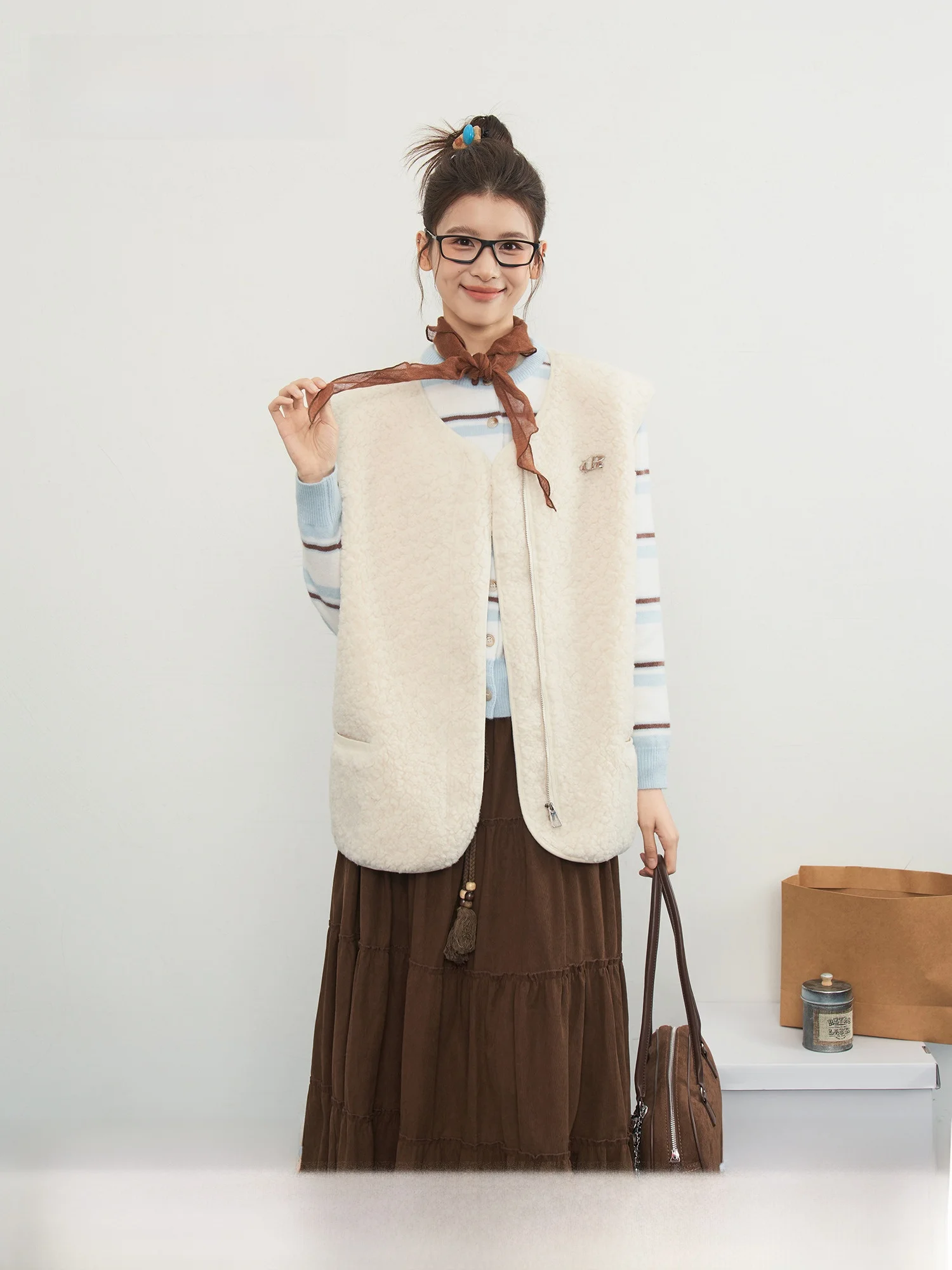 

Slimming Effect Lamb Fur Vest Loose Casual Svel Women's Faion Outerwear V-Ne Zipper Closure Color Polyester